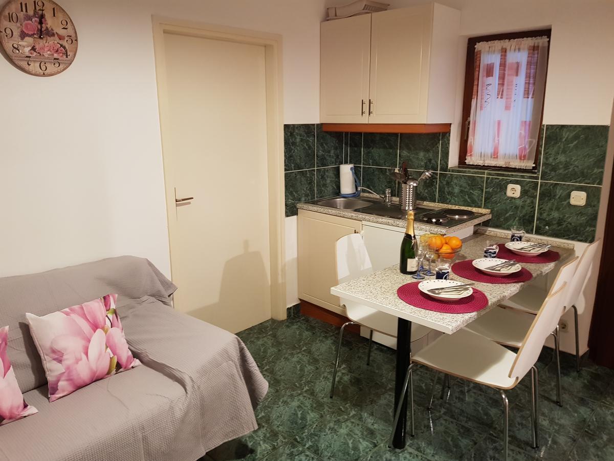 Apartmani Zoric Vodice Esterno foto